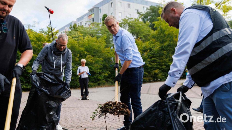 Räumt auf: Stefan Evers, Berliner Senator für Finanzen und Spitzenkandidat der CDU für die Wahl des Berliner Abgeordnetenhauses, beteiligt sich mit dem Förderverein der Freiwilligen Feuerwehr an einer Aufräum- und Sauberkeitsaktion in Marzahn-Hellersdorf. Bild: Carsten Koall/dpa