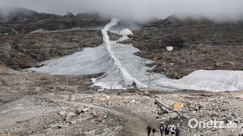 Ein schmales Schneeband: Menschen sind am Mölltaler Gletscher in Kärnten unterwegs. Bild: Franz Neumayr/APA/dpa