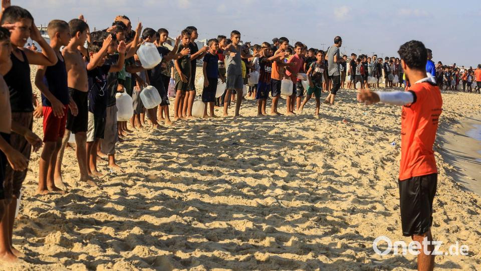 Palästinensische Jungen nehmen im Gazastreifen an der Veranstaltung "Swimming with Gaza" teil. Bild: Abed Rahim Khatib/dpa