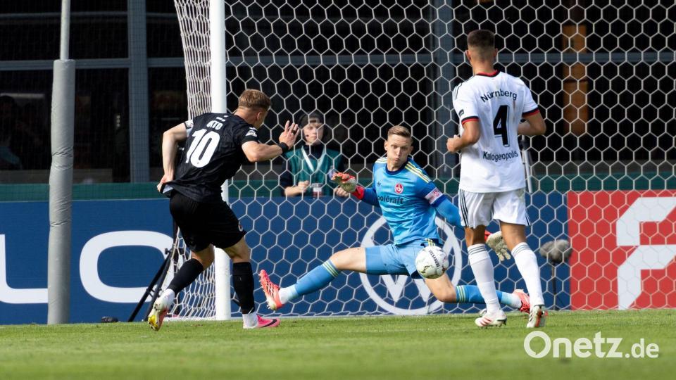Nürnbergs Torwart Jan Reichert glänzte einige Male mit seinen Paraden gegen den Drittligisten Viktoria Köln. Bild: Fabian Strauch/dpa