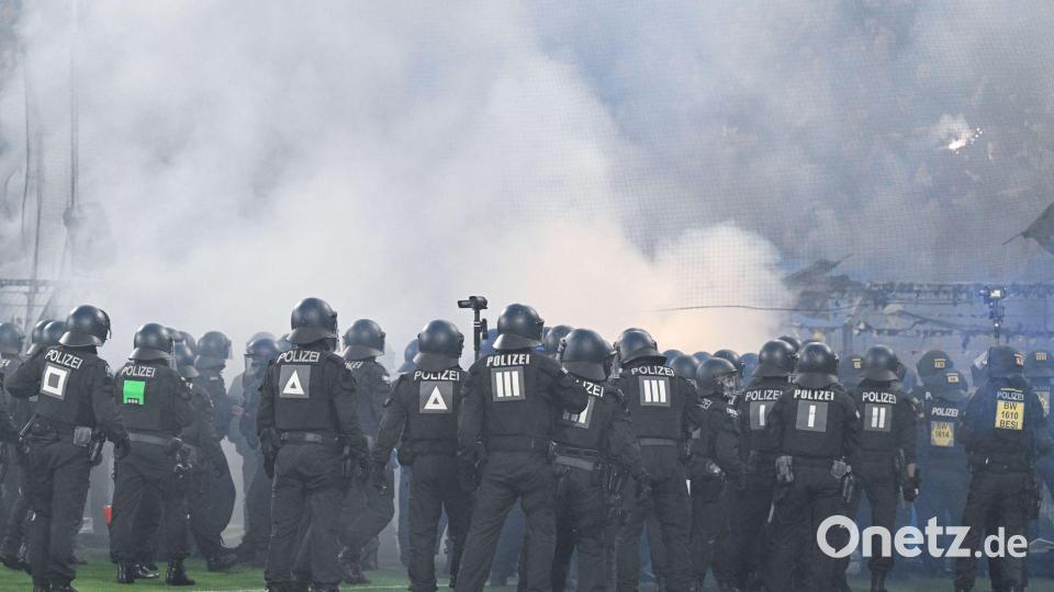 Mussten eingreifen: Polizisten stürmten auch den Mannheimer Block. Bild: Uwe Anspach/dpa