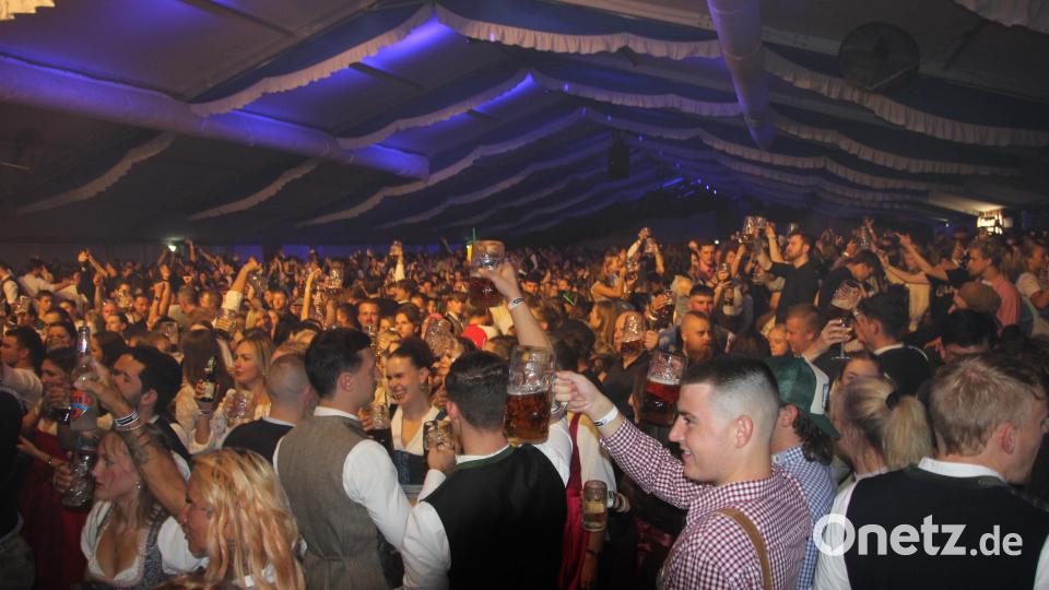 Eine grandiose Stimmung herrschte zum Auftakt der Flosser Kirwa im Festzelt. Bild: Konrad Rosner