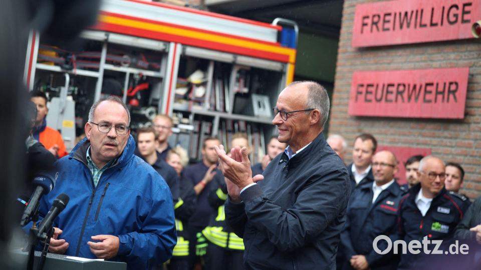 Bundeskanzler Merz klatscht bei Besuch im Waldbrandgebiet Hürtgenwald Bild: Christoph Reichwein/dpa