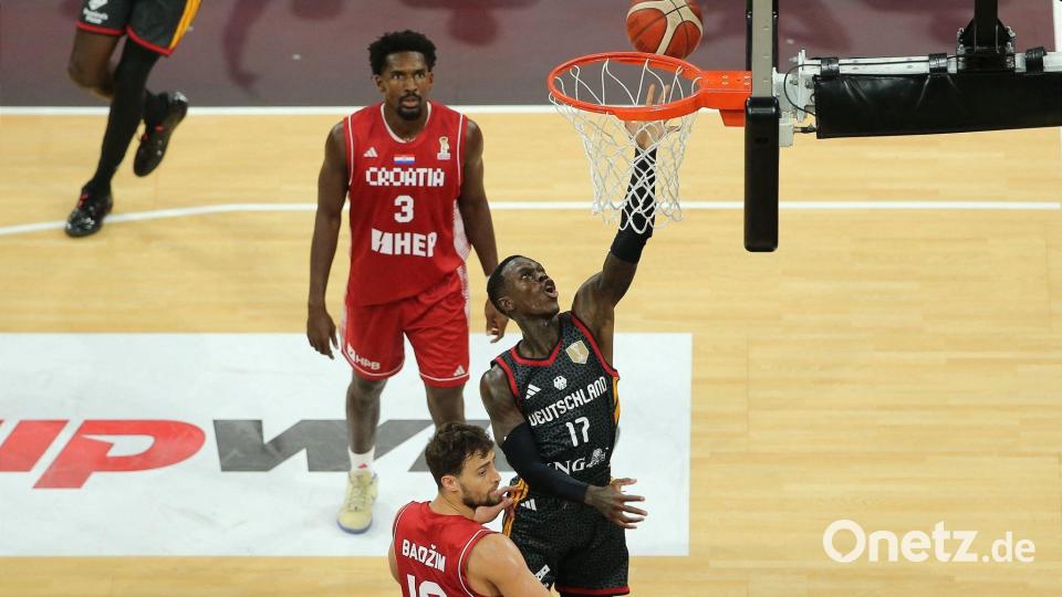 Dennis Schröder (r) und die deutschen Basketballer haben den Supercup gewonnen. Bild: Matthias Stickel/dpa