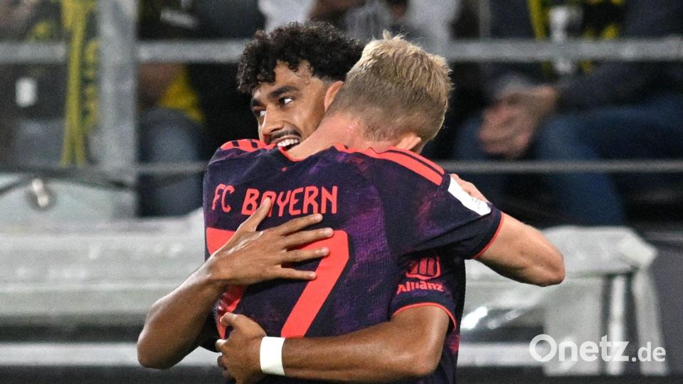 Neuzugang Nathaniel Brown erzielte die Bayern-Führung und wird von Konrad Laimer beglückwünscht. Bild: Bernd Thissen/dpa