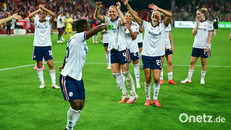 Die Fußballerinnen des FC Bayern freuen sich über den Sieg in Berlin. Bild: Sebastian Christoph Gollnow/dpa