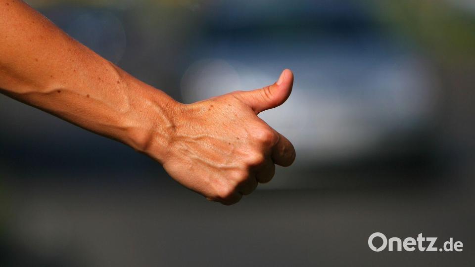 Immer weniger Menschen reisen per Anhalter. (Symbolbild) Bild: Arno Burgi/dpa-Zentralbild/dpa