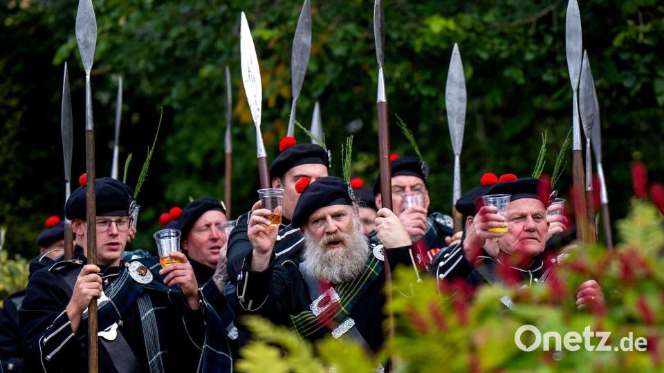 Cheers! Die Lonach Highlanders sind in in Strathdon zum zum Lonach Highland Gathering and Games und stärken sich mit einem Schluck Whisky Bild: Jane Barlow/PA Wire/dpa