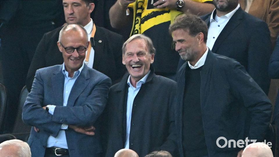 Hochkarätig besetzte Tribüne: Bundeskanzler Friedrich Merz (l), Ligapräsident Hans-Joachim Watzke (M) und Bundestrainer Jürgen Klopp. Bild: Federico Gambarini/dpa