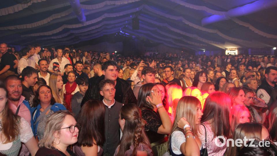 Das Festzelt ist brechend voll. Bild: Konrad Rosner