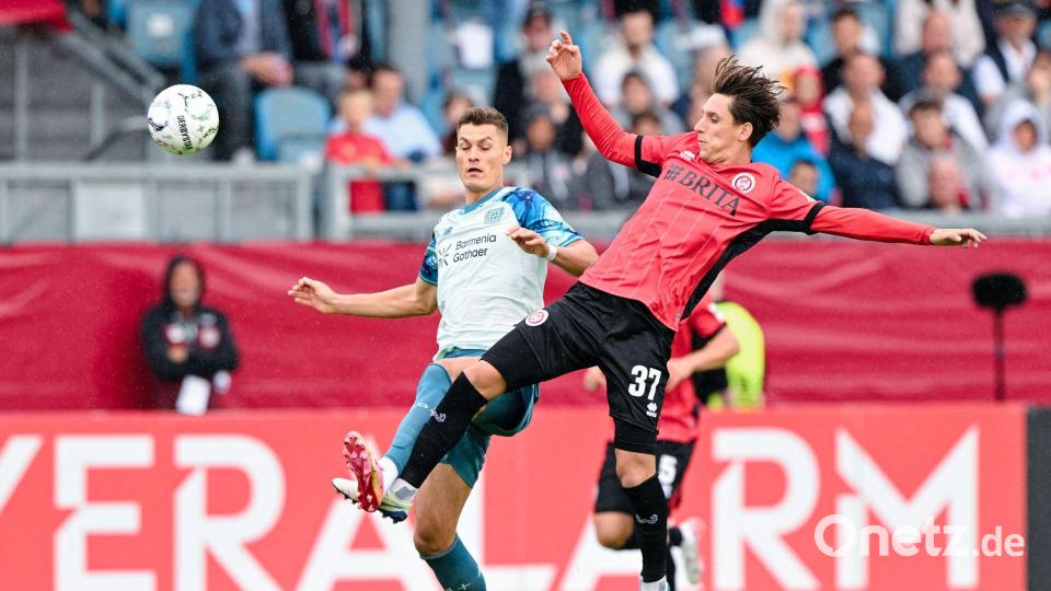 Patrik Schick (l.) stand beim ersten guten Abschluss der Leverkusener im Abseits, traf aber später zum 1:0. Bild: Uwe Anspach/dpa
