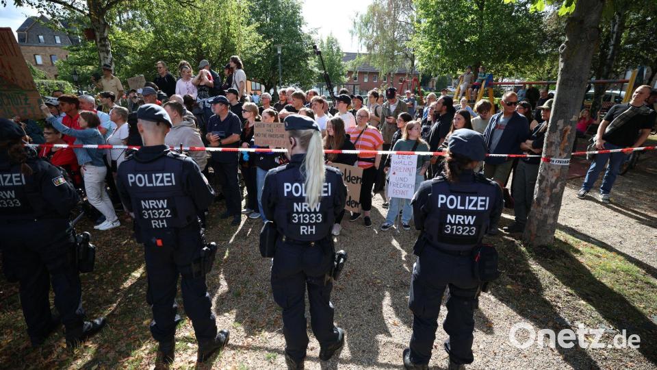 Der Besuch des Bundeskanzlers in Hürtgenwald wurde von Protesten begleitet. Bild: Christoph Reichwein/dpa