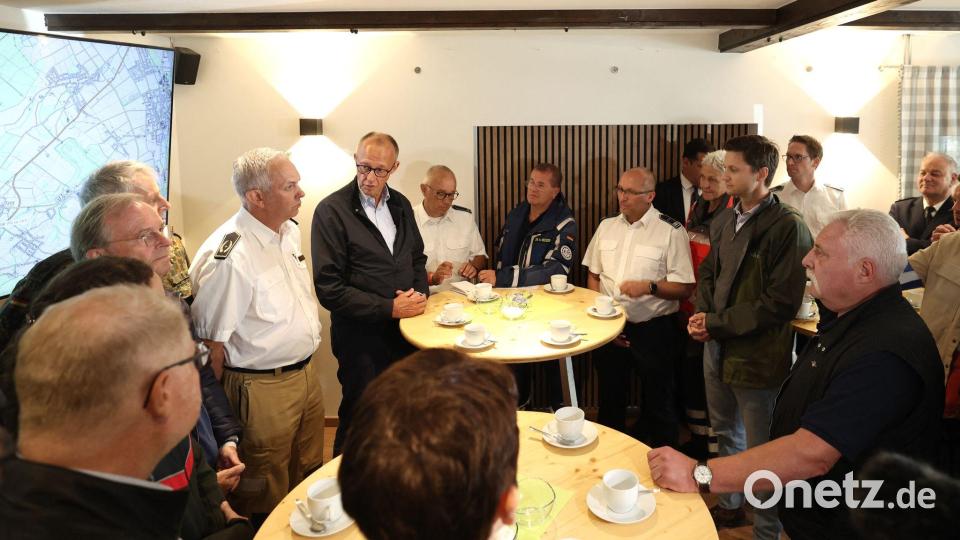 Der Bundeskanzler sprach mit Vertretern aller an der Brandbekämpfung beteiligten Organisationen. Bild: Christoph Reichwein/dpa