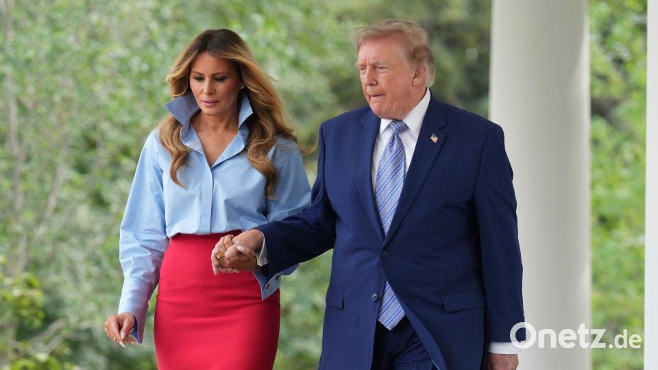 Hand in Hand gehen Donald und Melania Trump im Rosengarten des Weißen Hauses. Bild: Jacquelyn Martin/AP/dpa