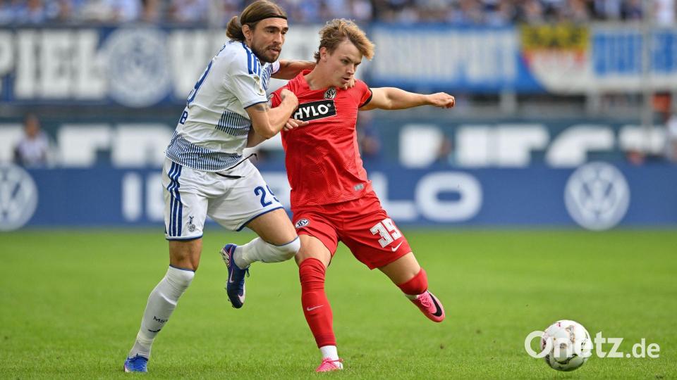 Cole Campbell (r), der kurz vor der Pause eine Großchance für Elversberg vergab, im Zweitkampf mit Joshua Bitter. Bild: Anke Waelischmiller/dpa