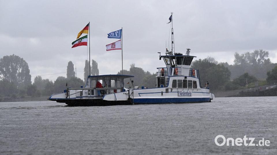 Die meisten Rheinfähren fahren wieder, allzu viele Passagiere sind bei wechselhaftem Wetter aber nicht an Bord: Hier ein Blick auf die Fähre von Düsseldorf-Urdenbach nach Zons. Bild: Wolf von Dewitz/dpa