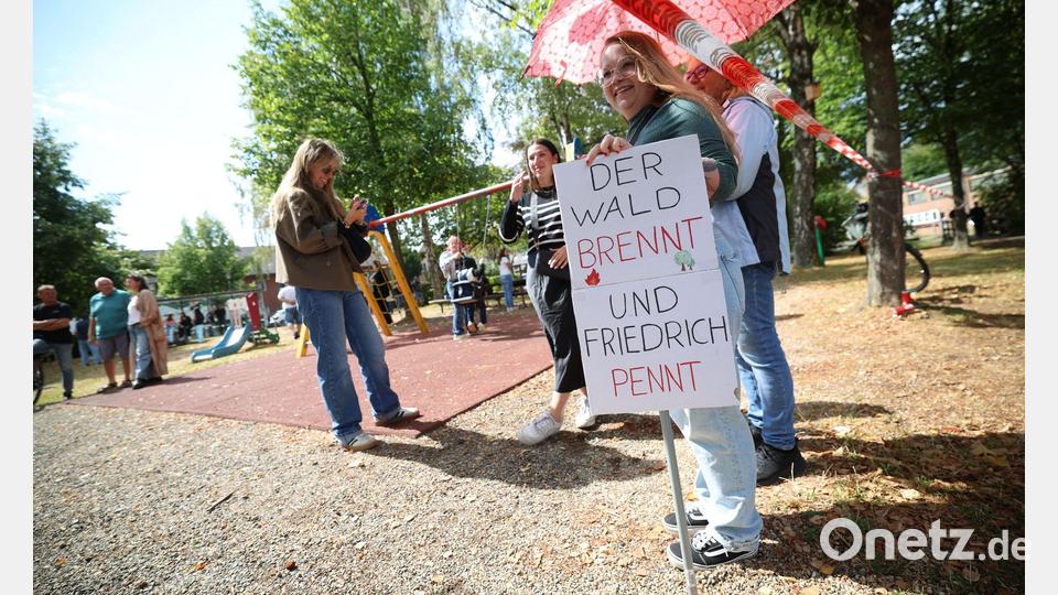 Protest gegen Merz bei Besuch in Hürtgenwald Bild: Christoph Reichwein/dpa