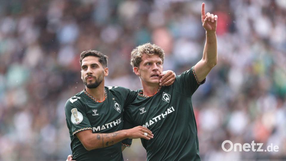 Zwei Werder-Torschützen unter sich: Jens Stage (r) und Ludovit Reis. Bild: Selim Sudheimer/dpa