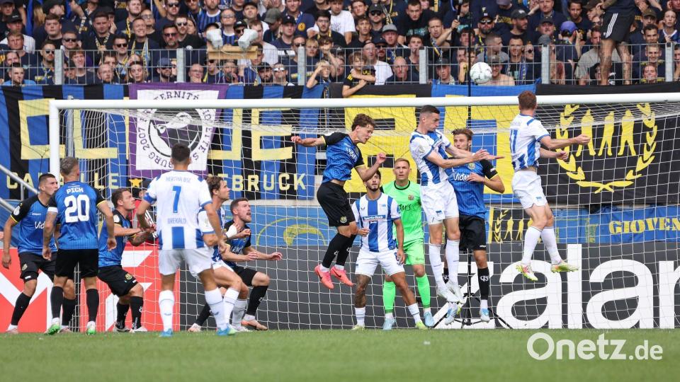 Lufthoheit für Hertha: Die Berliner sind lange überlegen in Saarbrücken. Bild: Fabian Kleer/dpa