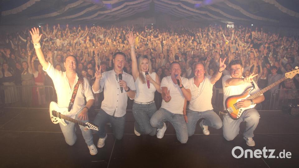 Gänsehautfeeling: Ekstase pur in Floss zum Auftakt der legendären Flosser Kirwa mit der Band Highline. Bild: Konrad Rosner