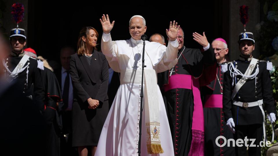 Papst Leo XIV. begrüßt während seines Besuchs in San Marino Gläubige. Bild: Andrew Medichini/AP/dpa
