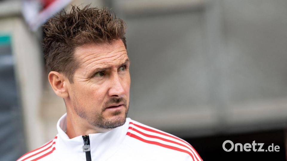 Der frühere Weltklassestürmer, Nürnbergs Trainer Miroslav Klose, musste lange auf ein Tor seiner Mannschaft warten. Bild: Fabian Strauch/dpa