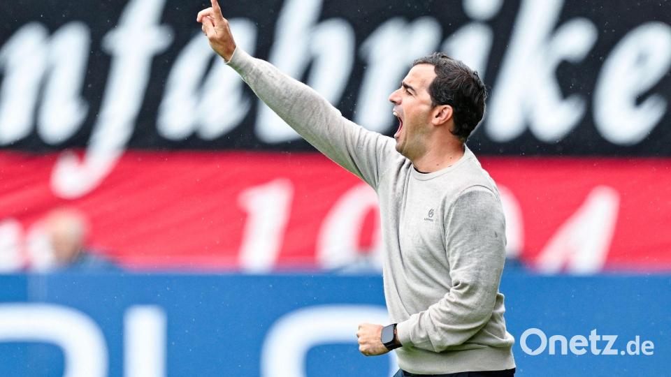 Neu-Trainer Carles Martínez feierte damit einen gelungenen Pflichtspieleinstand bei Bayer Leverkusen. Bild: Uwe Anspach/dpa