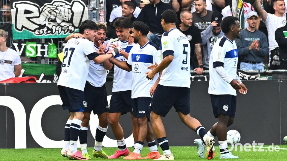 Hemelingens Spieler bejubeln den Ehrentreffer. Bild: Sina Schuldt/dpa