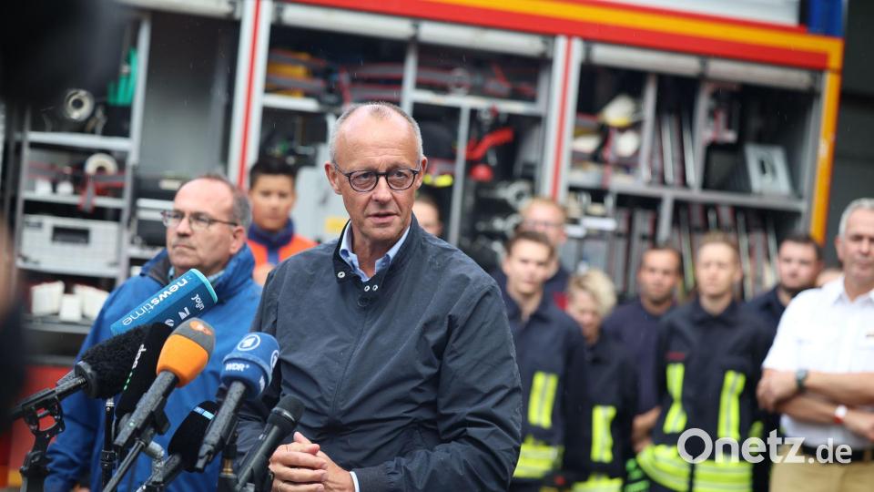 Bundeskanzler Merz dankte den zahlreichen Helferinnen und Helfern für ihren Einsatz. Bild: Christoph Reichwein/dpa