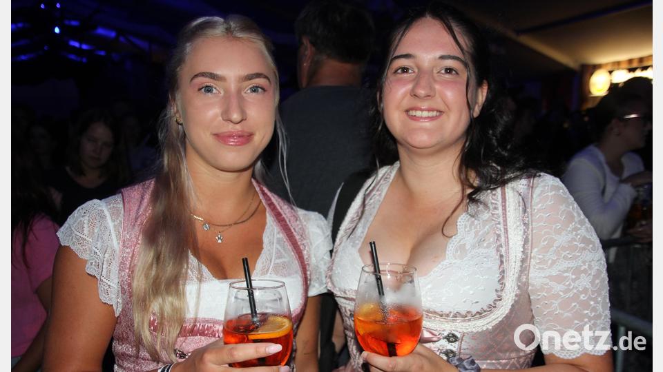 Diese beiden Besucherinnen gönnen sich einen Aperol. Bild: Konrad Rosner