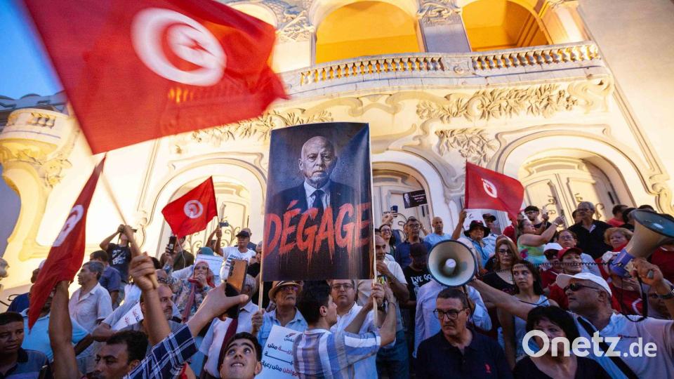Menschen nehmen in Tunis an einer Demonstration gegen steigende Preise teil. Bild: Ons Abid/AP/dpa