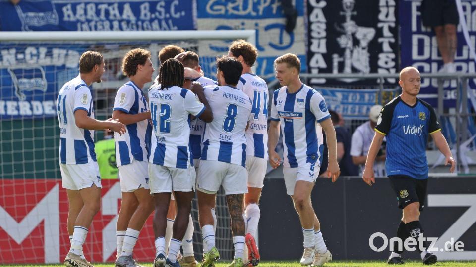 Hertha-Jubel über das 1:0 im Ludwigspark von Saarbrücken. Bild: Fabian Kleer/dpa