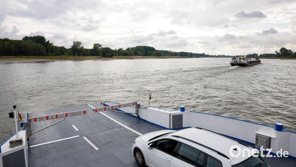 Mit dem Auto auf der Fähre von Zons nach Düsseldorf: Seit Samstag geht das wieder. Bild: Thomas Banneyer/dpa