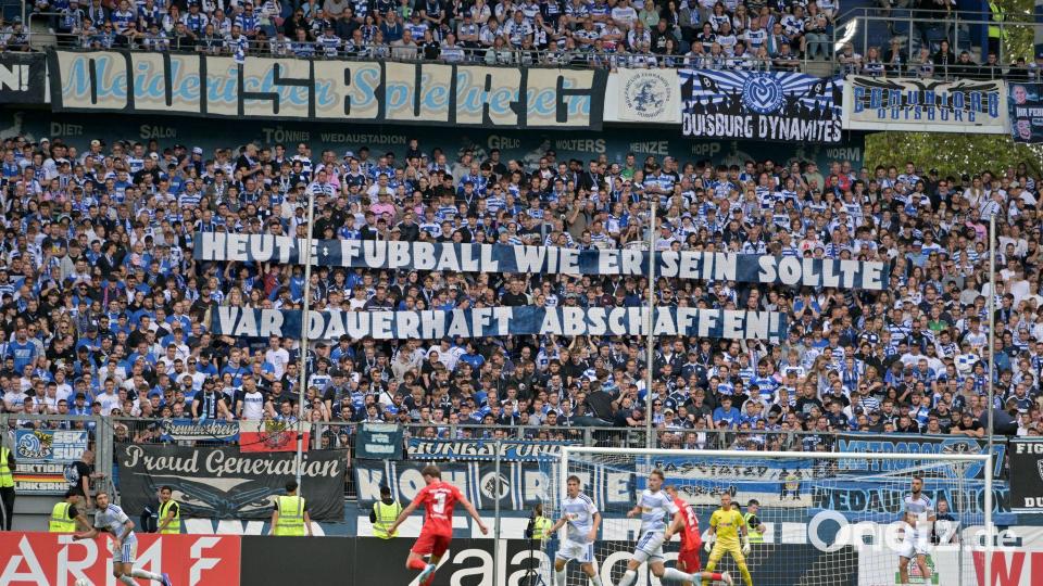 Mit einem Spruchband protestierten die Fans auch in Duisburg gegen den VAR. Bild: Anke Waelischmiller/dpa