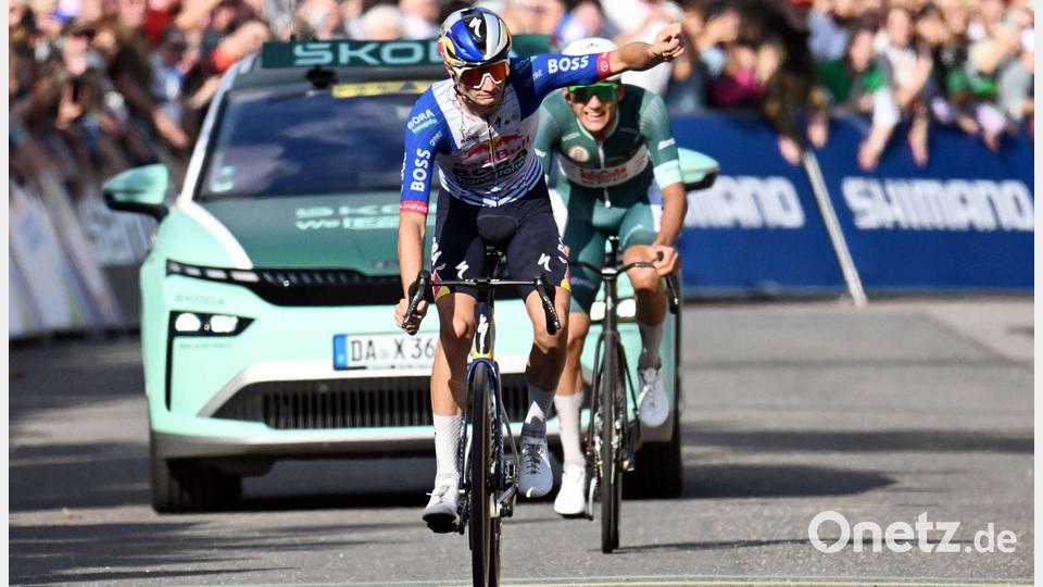Giulio Pellizzari siegte im Sprint vor Isaac del Toro. Bild: Uli Deck/dpa