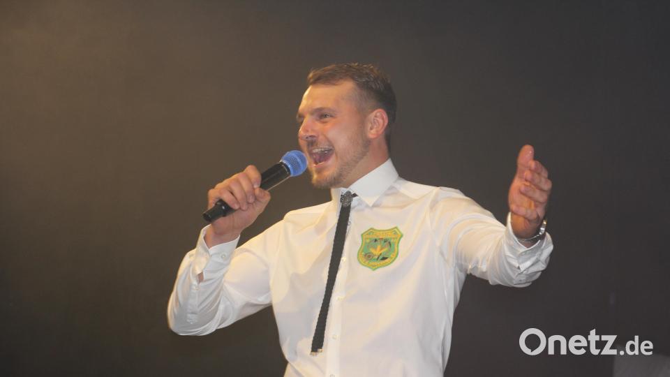 Stilgerecht eröffnet Vorsitzender Niklas Schönberger die Flosser Kirwa. Bild: Konrad Rosner