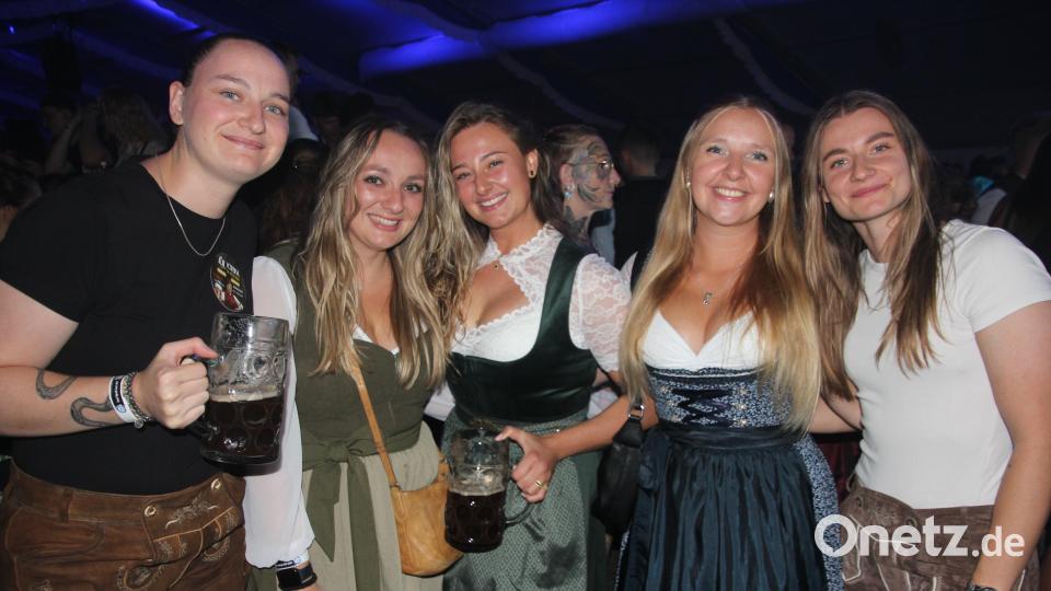 Viele der Besucher kamen in bester Stimmung und in toller bayerischer Tracht. Bild: Konrad Rosner