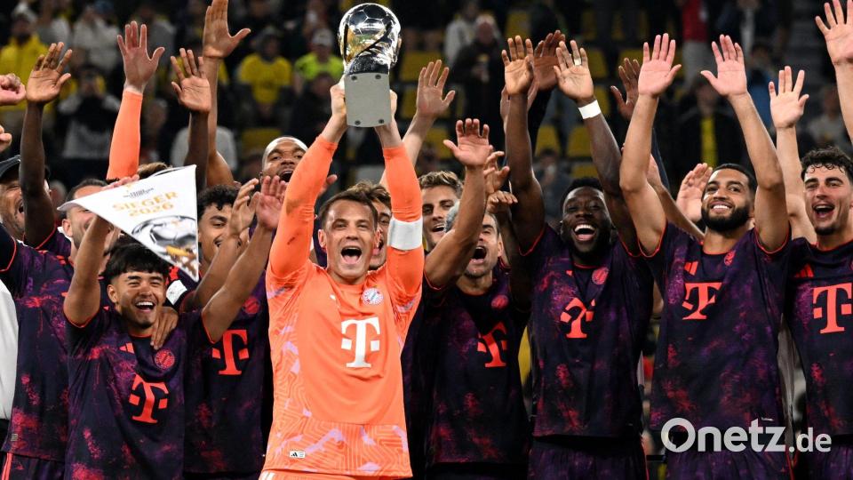 Die Spieler von Bayern München feiern den Sieg gegen Borussia Dortmund im Beckenbauer-Supercup Bild: Federico Gambarini/dpa