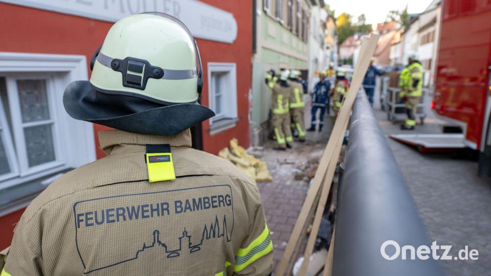 Zwei Menschen in dem Auto wurden schwer verletzt. Bild: Pia Bayer/dpa