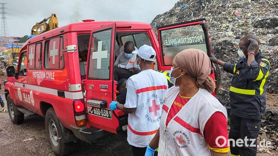 Die Such- und Rettungsarbeiten dauerten weiter an. Bild: Abdel Aziz Bah/dpa