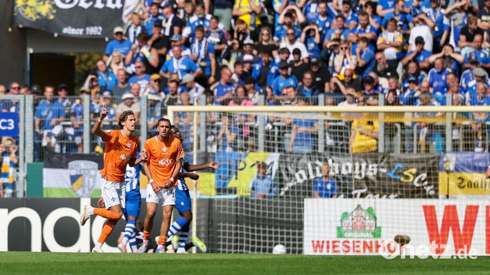 Milan Smit (l) schießt den SV Darmstadt 98 in Jena in Führung. Bild: Jan Woitas/dpa