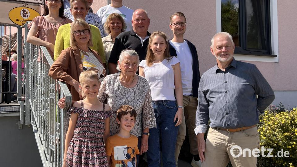 Hildegard Siegert (Zweite von links) feierte im Kreise ihrer Verwandten und Freunde. Bild: Marianne Moosburger