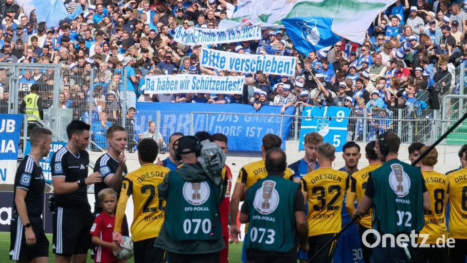 Humorvolles Plakat der Rhynern-Fans vor dem Spiel: „DFB-Pokalfinale 29.05.2027? Bitte verschieben! Da haben wir Schützenfest!“ Bild: Bernd Thissen/dpa