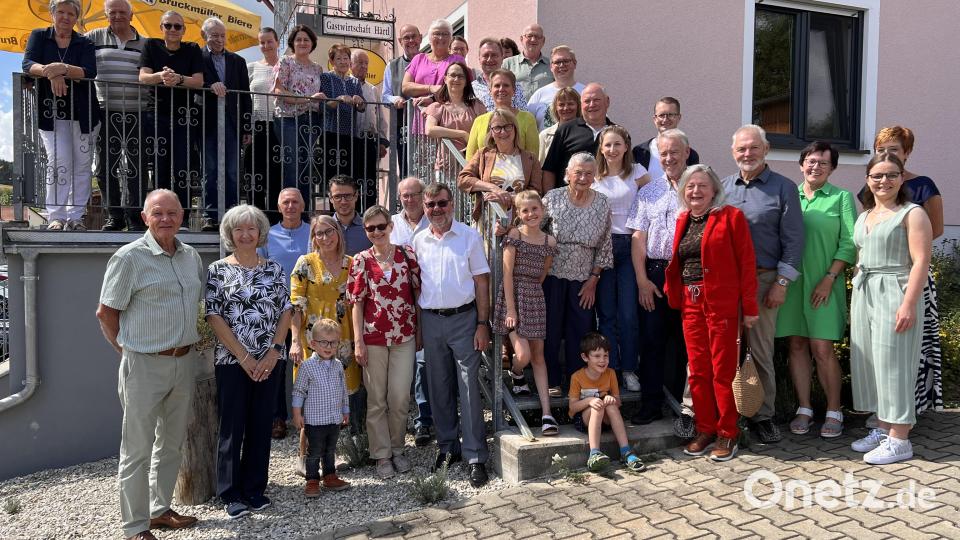 Hildegard Siegert (vorne, Mitte) blickt an ihrem 90 Geburtstag auf ein bewegtes Leben zurück. Gemeinsam mit ihr feiern zahlreiche Gratulanten. Bild: Marianne Moosburger