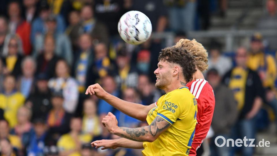Im Kopfballduell: Kevin Ehlers von Eintracht Braunschweig und Leopold Querfeld vom 1. FC Union Berlin (im Hintergrund). Bild: Swen Pförtner/dpa
