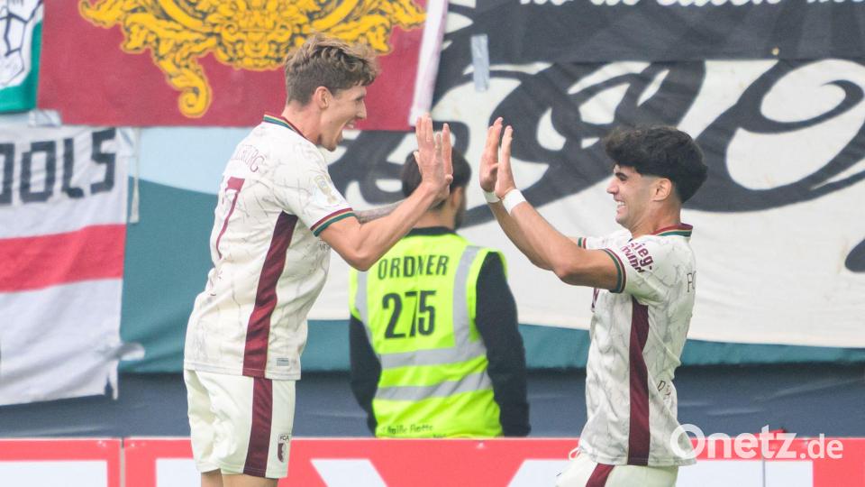 Erst nach Jakics Tor war für Augsburg in Cottbus der Sieg perfekt. Bild: Robert Michael/dpa
