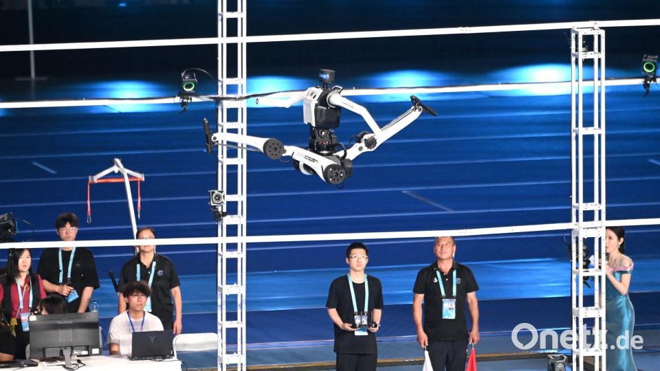 Bei der Roboter-Weltmeisterschaft gibt es auch Disziplinen wie Springen. Bild: Johannes Neudecker/dpa