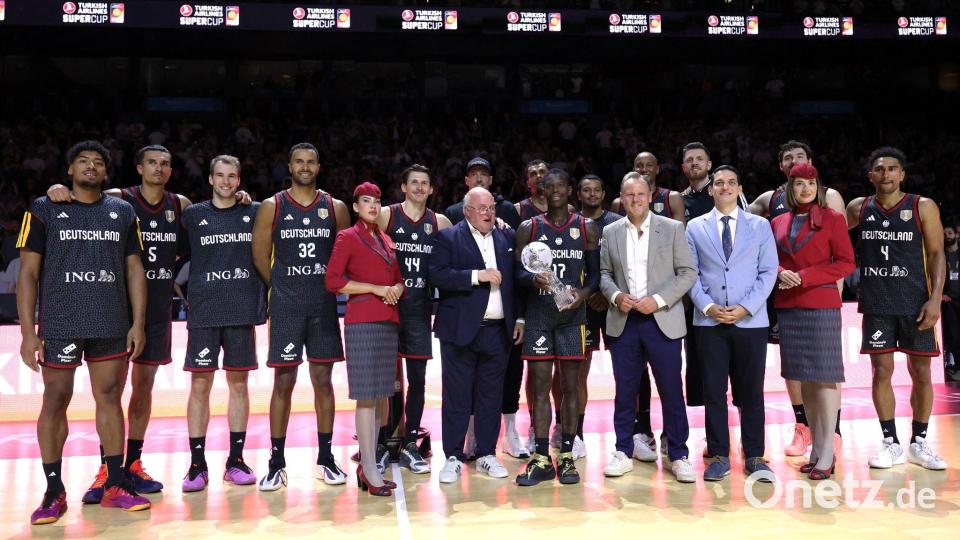 Deutschlands Basketballer haben den nächsten Pokal gewonnen. Bild: Matthias Stickel/dpa
