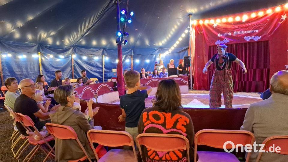 Für besonders viel Gelächter sorgte Clown „Beppo“, hinter dessen lustiger Maske Zirkusdirektor Jonny Schubert steckte. Bild: Karl Ziegler