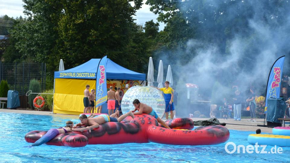 Sogar mit Showeffekten wurde am Sonntagnachmittag im Mitterteicher Freibad gearbeitet, leider waren nur knapp 200 Besucher bei freiem Eintritt gekommen. Bild: Josef Rosner